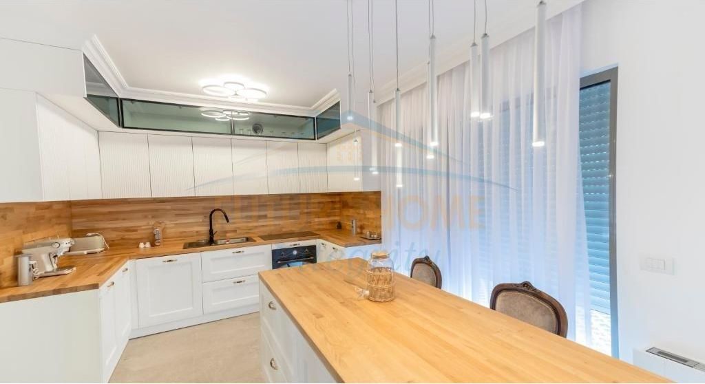 Shitet, Vilë 3 Katëshe, Rezidenca Porta e Gjelbër, Tiranë.