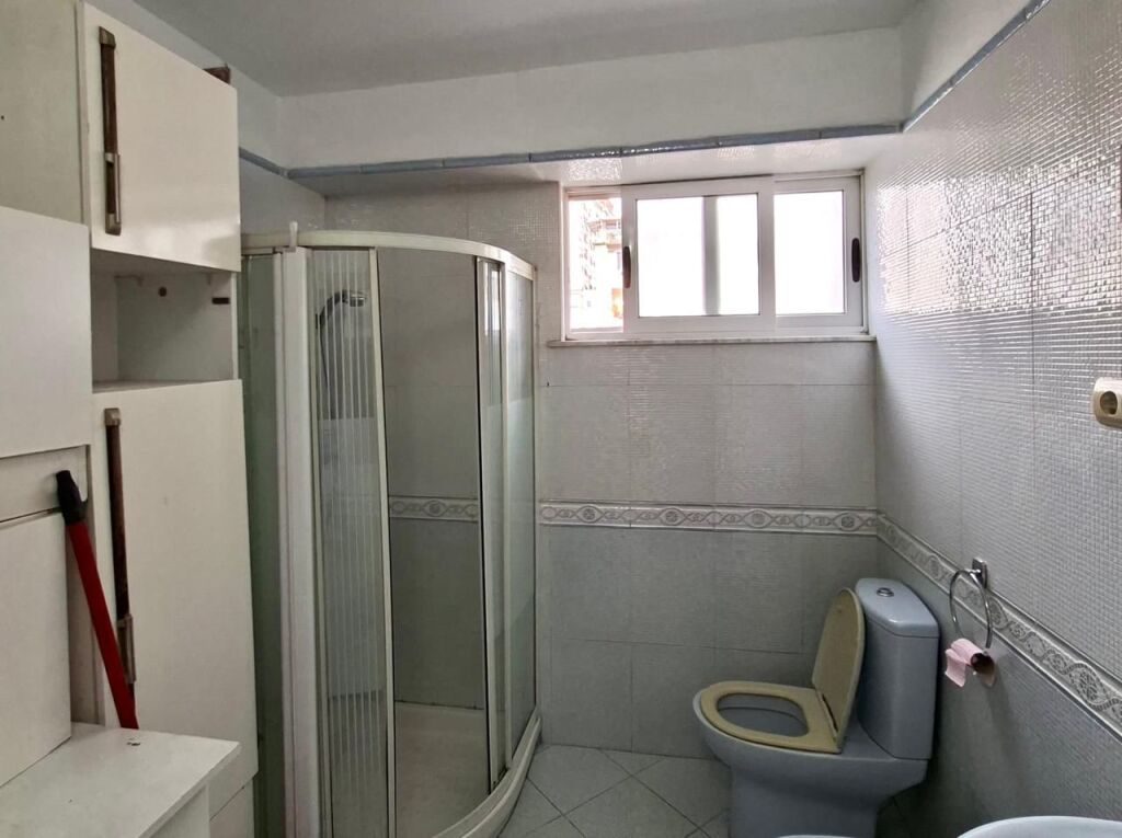  Jepet me Qera:Apt. 3+1+2wc &amp; 1 bllk 📍Petro Nini ) Hera e parë me qera || Super vendndodhje ✨️ 70,000 lekë / Muaji 💶