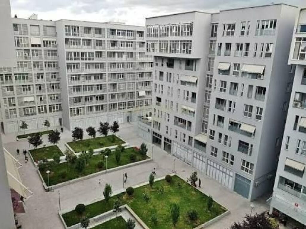 Shitet Apartament 1+1 te Komuna e Parisit