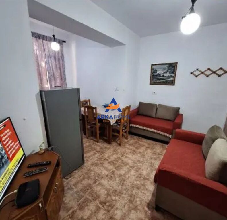 JEPET APARTAMENT ME QERA 1+1+TUALET "PRANE KESH, VASIL SHANTO" 35.000 LEKE