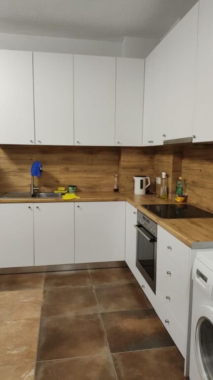 Apartament 1+1 për shitje – Shkëmbi i Kavajës, pranë Hotel Majestic