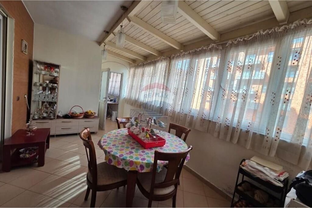 Shitet Apartament 1+1 te Komuna e Parisit