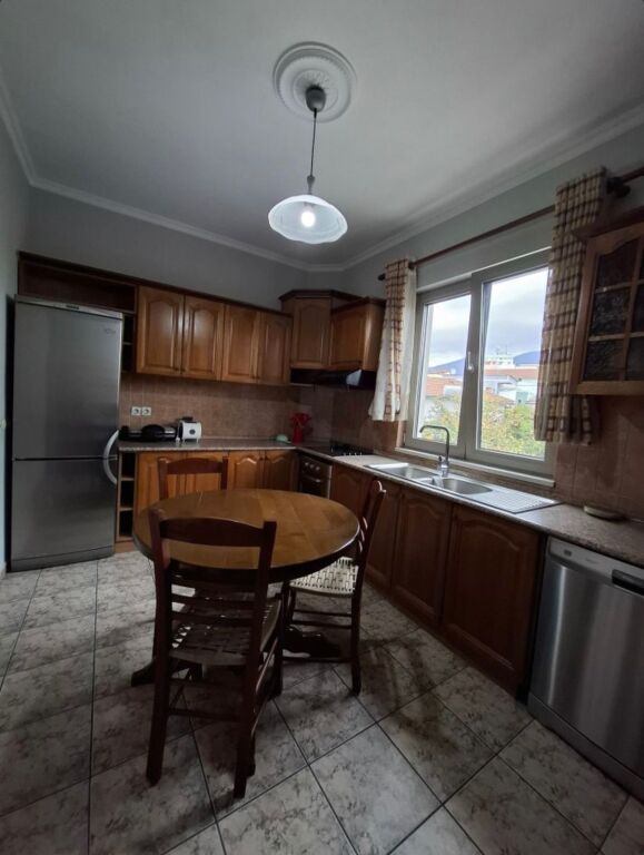 🏡 Jepet me qira 3+1 + sallon + aneks-kuzhinë  📍 Vendndodhja: Ish Tregu Elektrik💶 Çmimi: 800 Euro/muaj