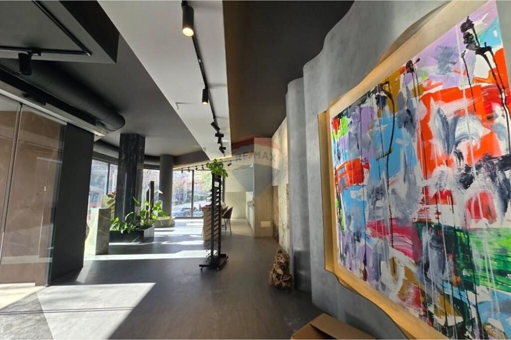 Showroom me qira ne Rrugen Sulejman Delvina