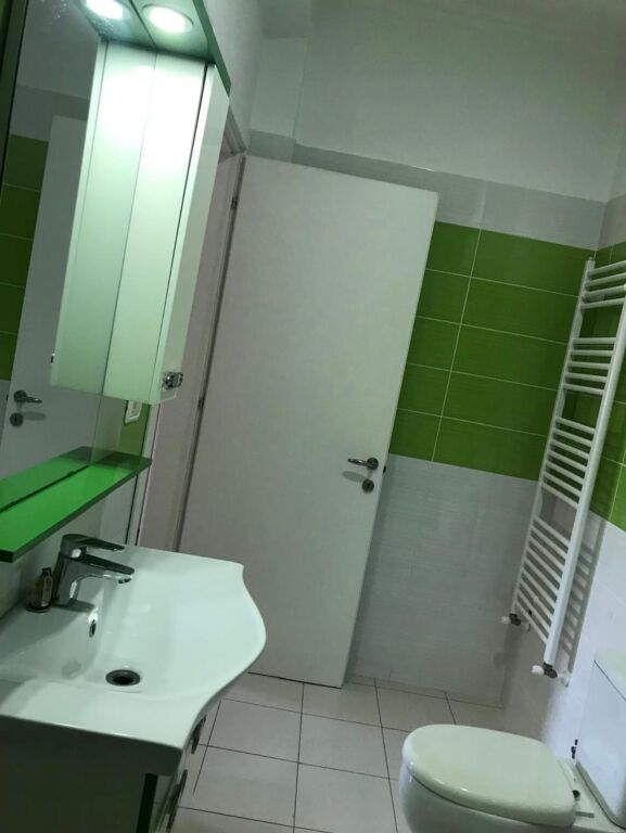 2+1,arredato al lago secco,fronte strada,700 mila lek