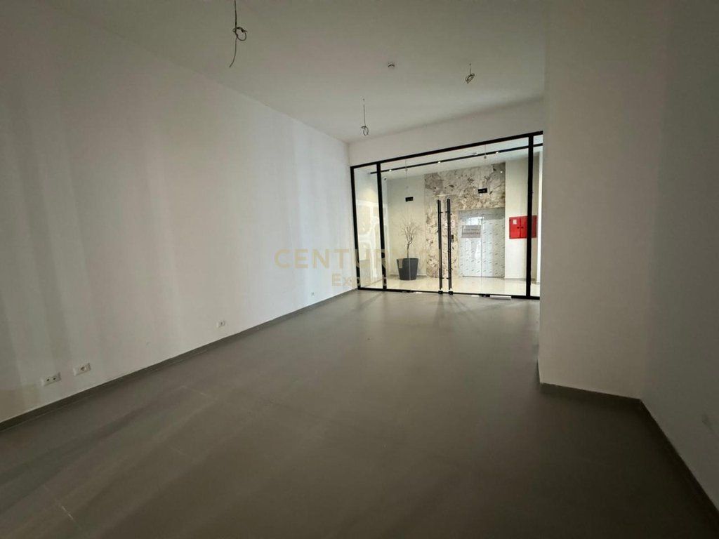 TEK GARDEN BUILDING JAPIM AMBJENT KOMERCIAL PER QIRA 1,200 € /Muaj