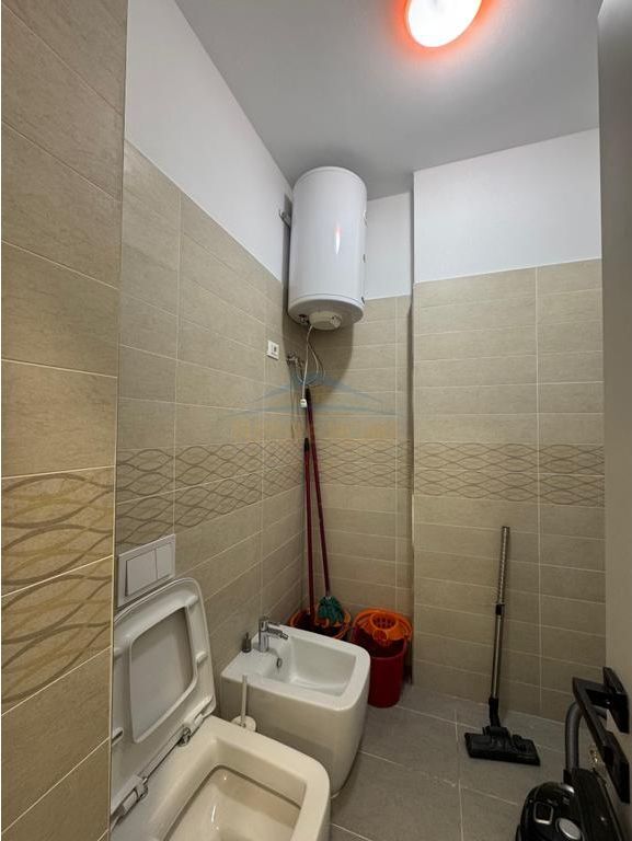 Qera , Ambjent Biznesi , Komuna e Parisit , Tirane