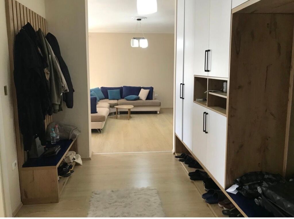 2+1,arredato al lago secco,fronte strada,700 mila lek