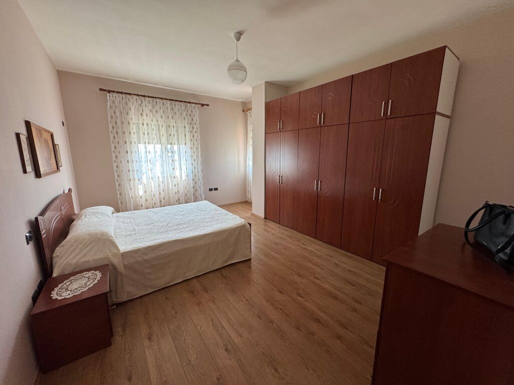 Jepet apartament me qera 2+1+2