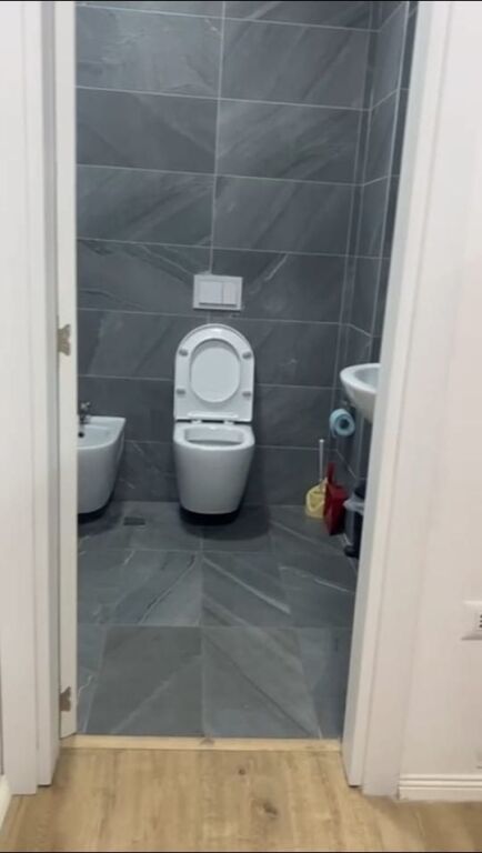 ZYRE ME QERA 67 M2 SIRI KODRA 600 EURO