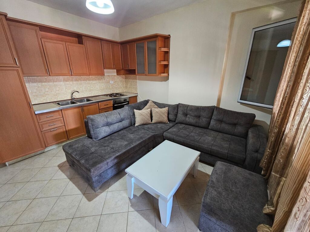 Jepet me qera apartament 1+1 me qera tek Rr Dibres (Kompleksi Halili)!
