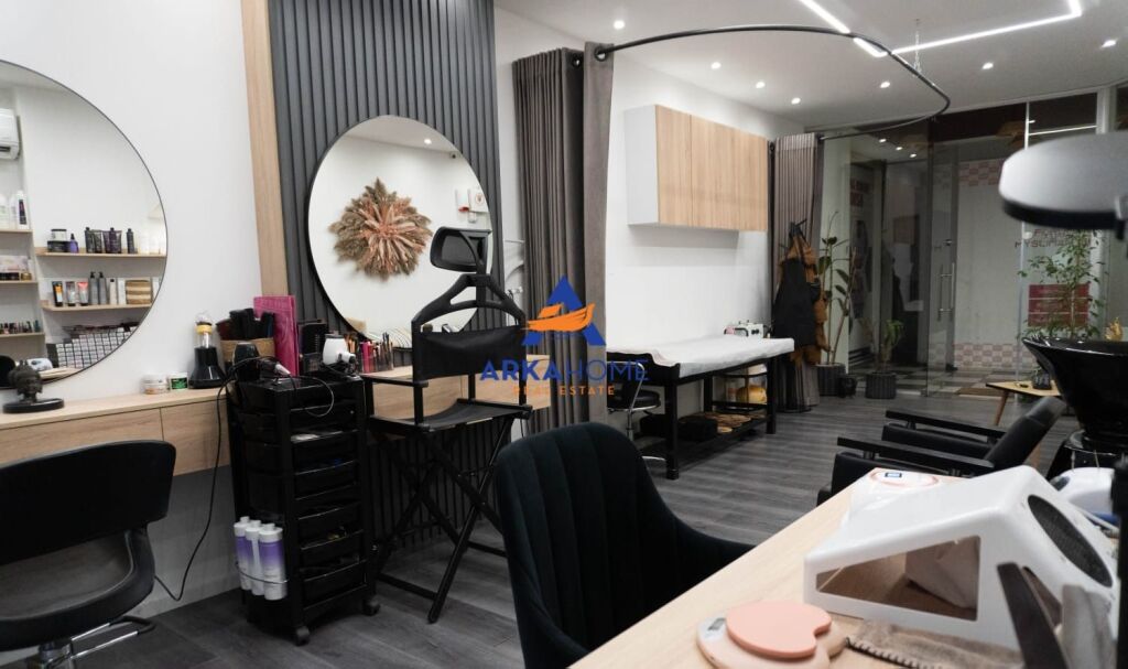SHITET AMBIENT BIZNESI SALLON ESTETIK 38M2 "BULEVARDI ZOGU I PARE , PERBALL MARTENITETIT GERALDIN" 17.000 EURO