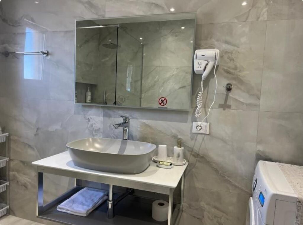 APARTAMENT ME QERA 1+1 BULEVARDI ZOGU I PARE 870 EURO