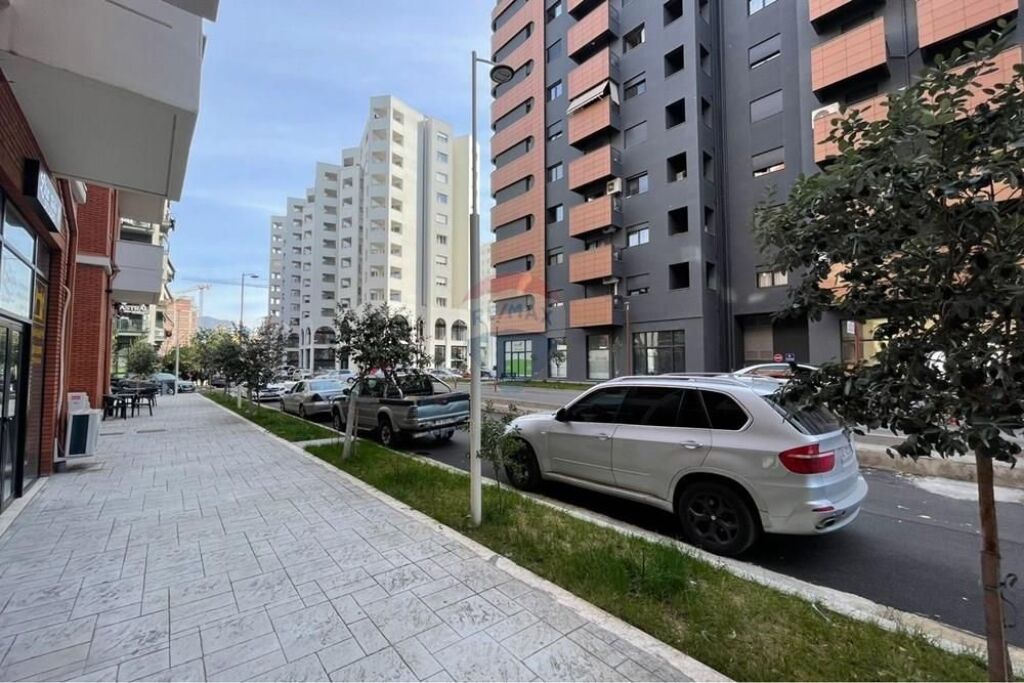 Ofrohet dyqan me qira !