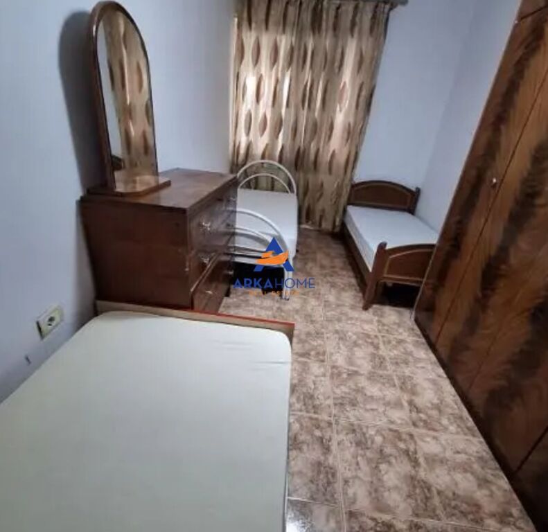 JEPET APARTAMENT ME QERA 1+1+TUALET "PRANE KESH, VASIL SHANTO" 35.000 LEKE