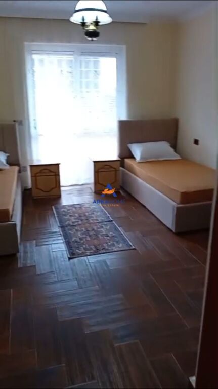 JEPET APARTAMENT ME QERA OSE SHITET "RRUGA QEMAL STAFA , XHAMLLIK" 60000 LEKE (QERA)