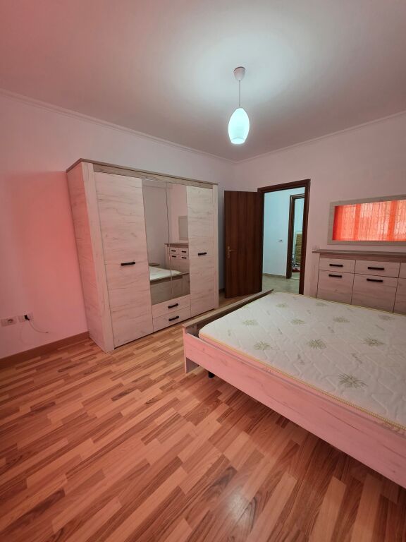 Jepet me qera 2+1+depo, Bar Oslo, Astir