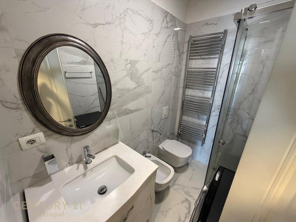 Ofrojme me qira Apartament Elitar 2+1+2 tek Ambasador 3