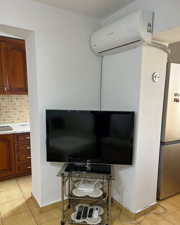 Nella zona di Oxhak, vicino a Bar Kalaja, si affitta un appartamento 1+1 arredato. 40.000 Lek