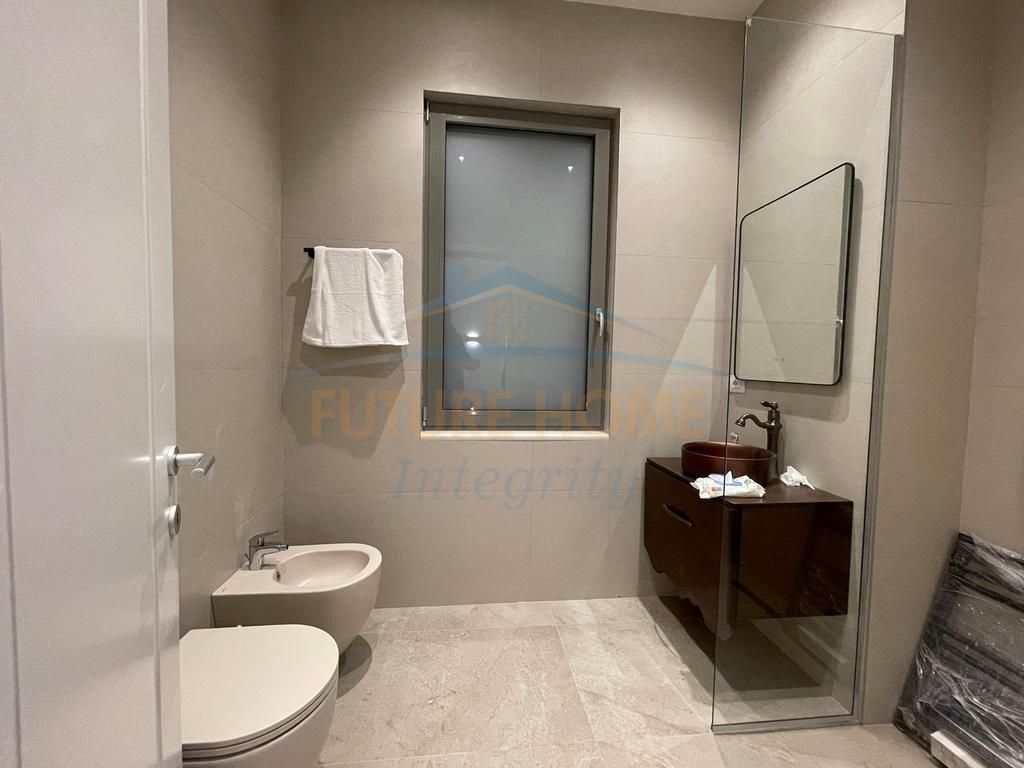 Shitet, Vilë 3 Katëshe, Rezidenca Porta e Gjelbër, Tiranë.