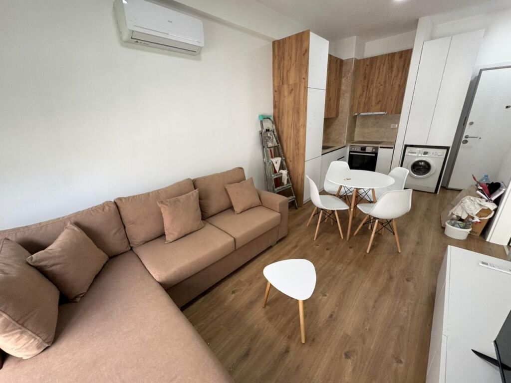 🏡 Jepet me qera Apartament 1+1  📍 Vendndodhja: Ali Demi – Kompleksi Kompleksi Kadiu💶 Çmimi: 40 000 lekë / muaj