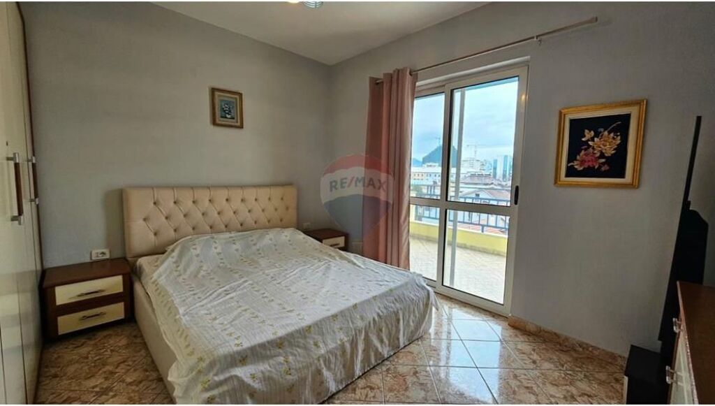 Jepet apartament 1+1 te rruga e Kavajes!