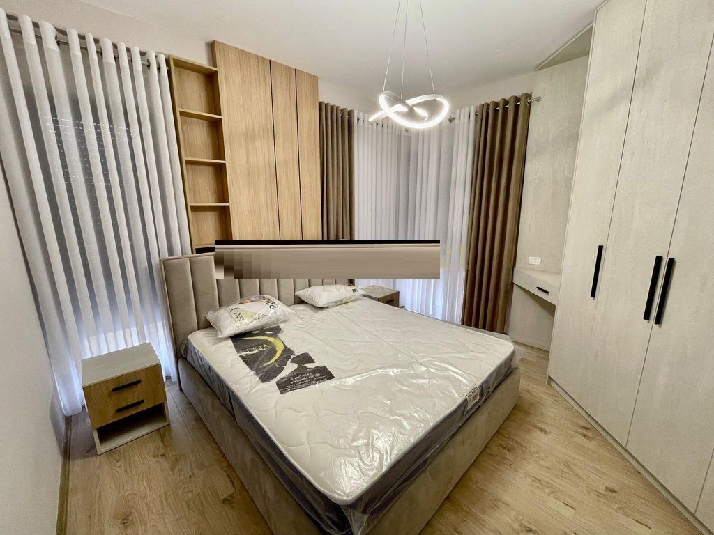 RRUGA E BARRIKADAVE, APARTAMENT 2+1+2+2 POSTE PARKIMI PER QIRA