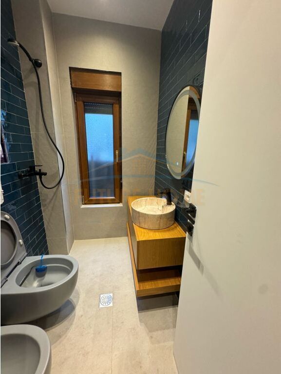 Qera, Vilë 3-Katëshe, TEG , Tiranë.