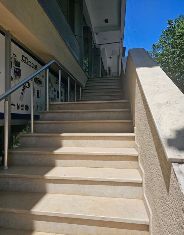 Negozio (Tipo di attività) in Vendita con Prezzo di Riferimento