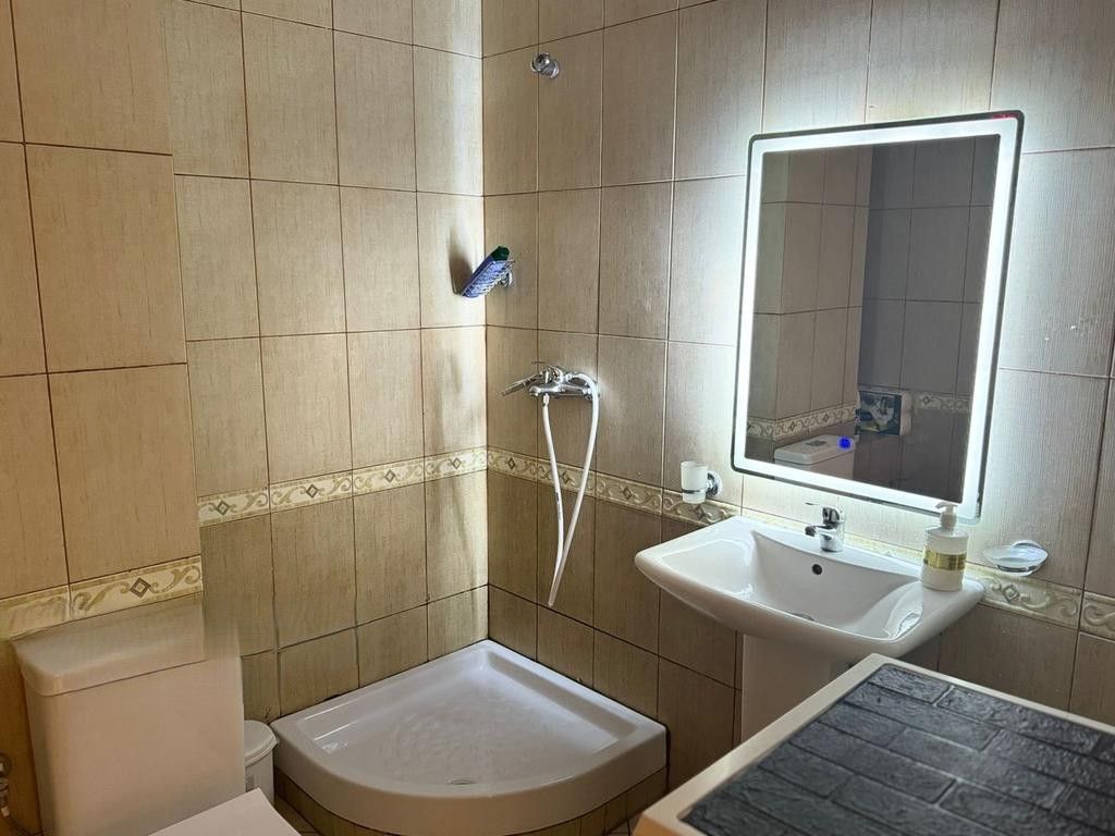 Affittiamo appartamento 1+1 + posto auto, in "Rruga e Barrikadave", Tirana! 750 € /Mese