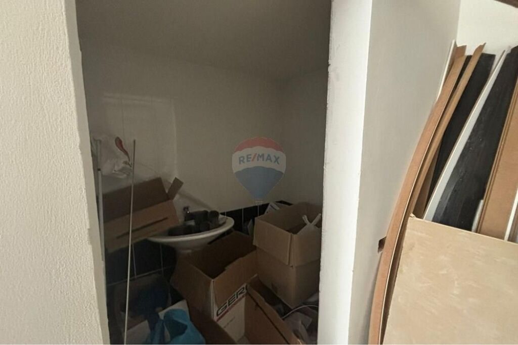 Negozio in vendita 30m/2, via Cajupi, Vlore