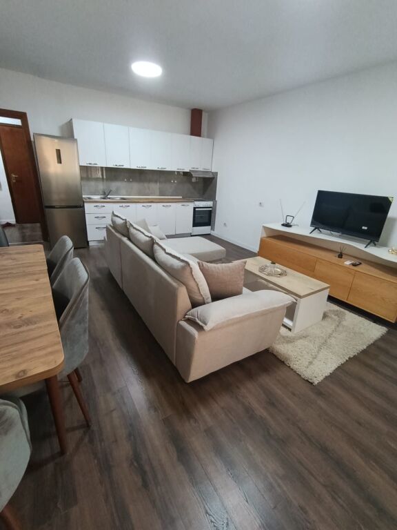 3+1+2 ME POST PARKIMI NE KOMUNE TE PARISIT ME QERA