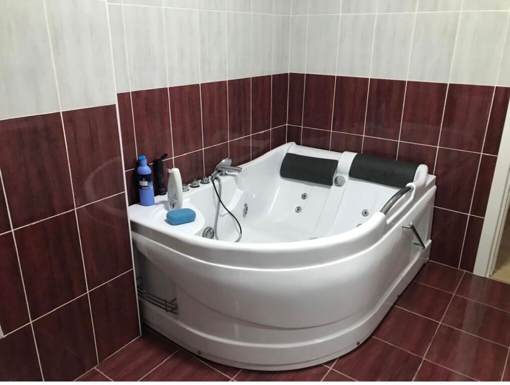 2+1,arredato al lago secco,fronte strada,700 mila lek