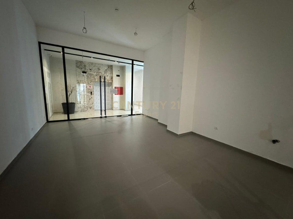 TEK GARDEN BUILDING JAPIM AMBJENT KOMERCIAL PER QIRA 1,200 € /Muaj