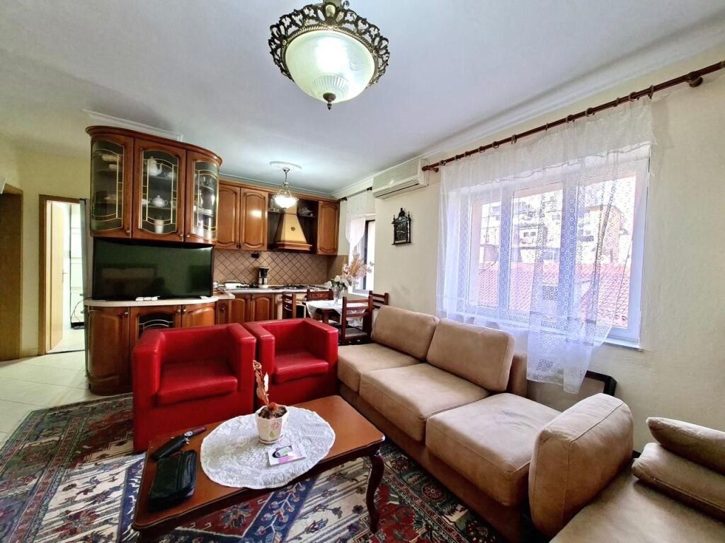  Jepet me Qera:Apt. 3+1+2wc &amp; 1 bllk 📍Petro Nini ) Hera e parë me qera || Super vendndodhje ✨️ 70,000 lekë / Muaji 💶