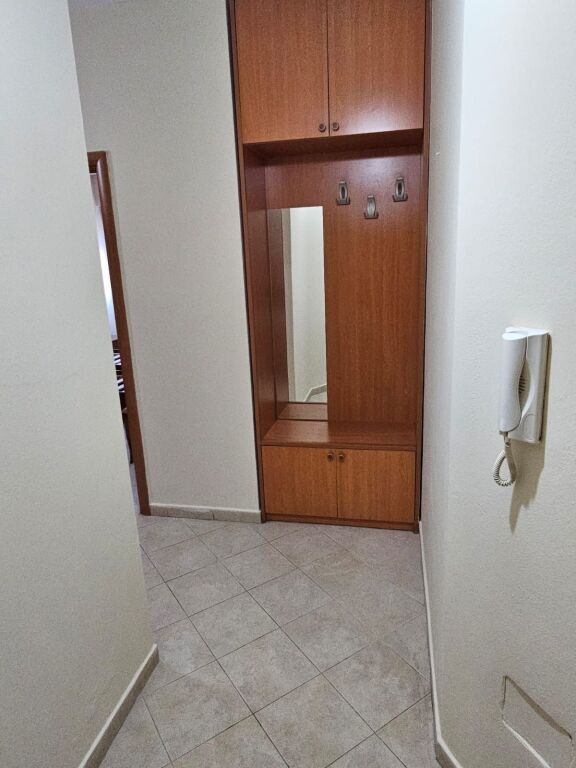Jepet me qera apartament 1+1 me qera tek Rr Dibres (Kompleksi Halili)!
