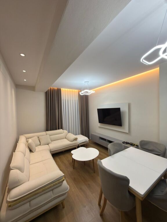 Jepet me qera apartament 1+1 tek Kadiu