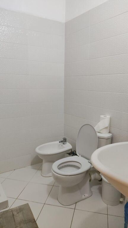 Apartament 1+1 për shitje – Shkëmbi i Kavajës, pranë Hotel Majestic