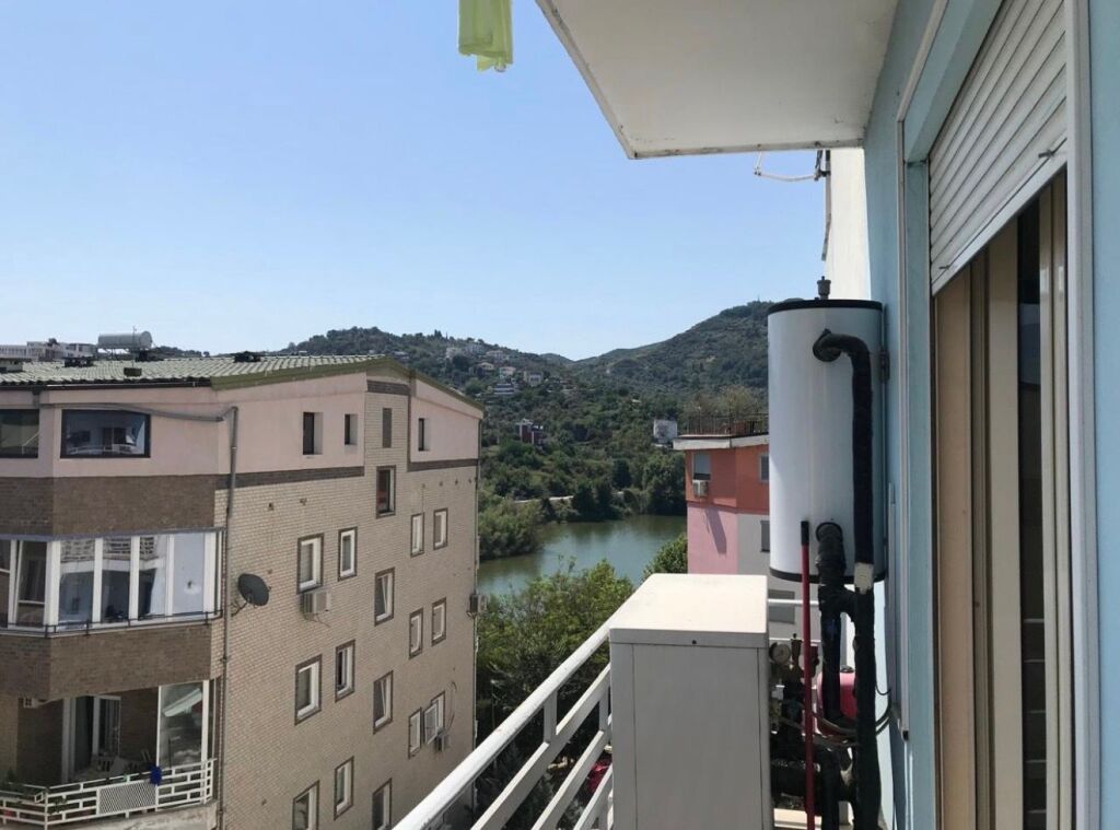 2+1,arredato al lago secco,fronte strada,700 mila lek