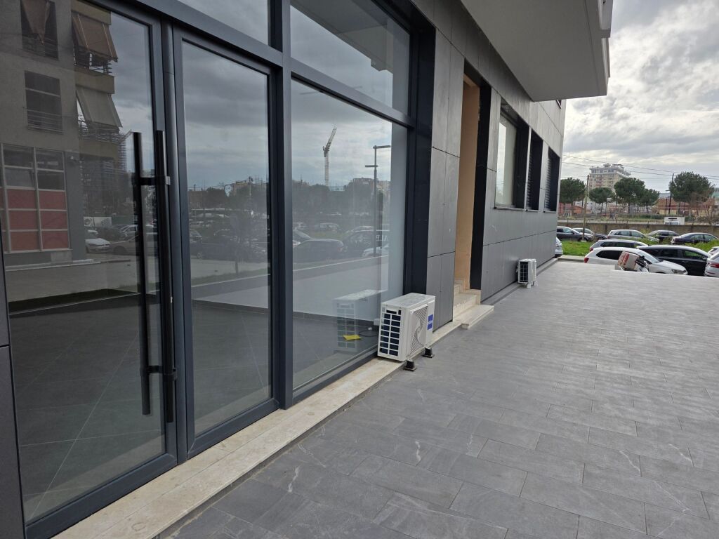 At the New Boulevard Shop for Sale at a Bargain Price, 2700 Euro/m2