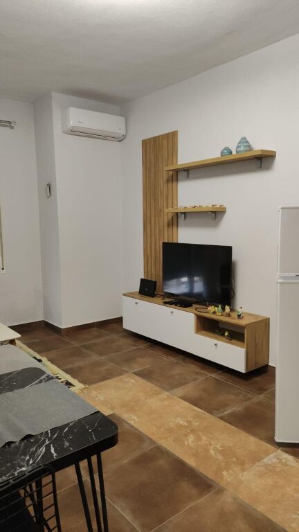 Apartament 1+1 për shitje – Shkëmbi i Kavajës, pranë Hotel Majestic