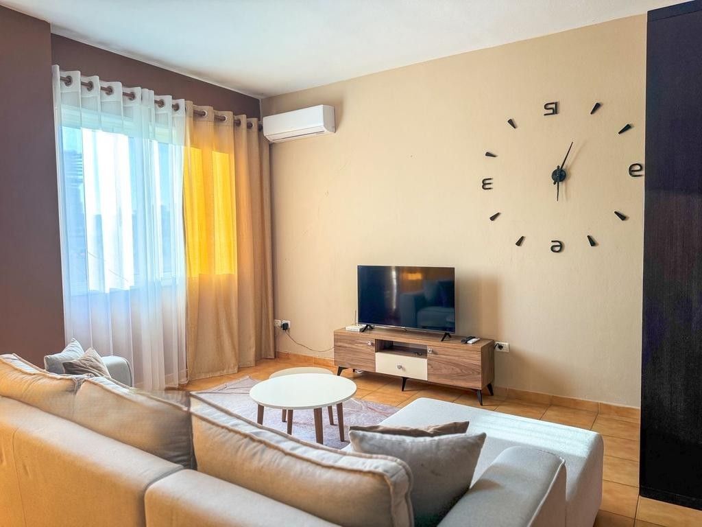 Affittiamo appartamento 1+1 + posto auto, in "Rruga e Barrikadave", Tirana! 750 € /Mese
