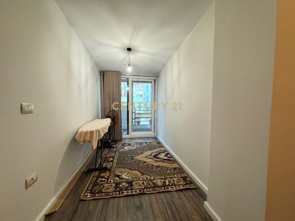 JAPIM ME QIRA APARTAMENT 1+1 ME VERANDE BUZE RRUGE KODRA E DIELLIT|KOPESHTI BOTANIK! 700 € /Muaj