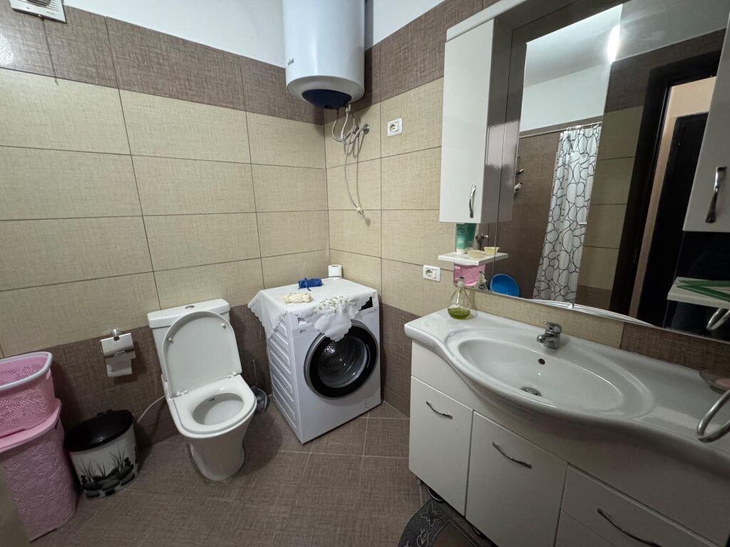 Shitet Apartament 1+1