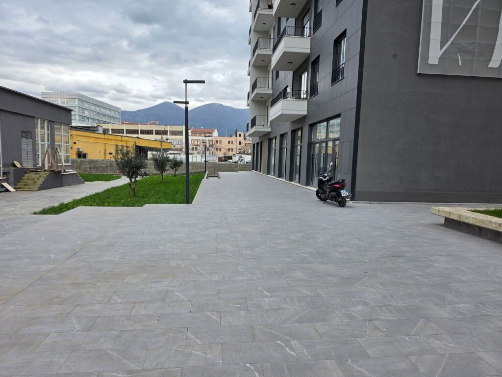 At the New Boulevard Shop for Sale at a Bargain Price, 2700 Euro/m2