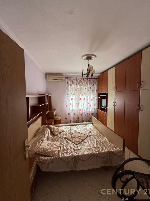 Apartament 3+1+2 Me Qira te Gjimnazi Petro Nini Luarasi