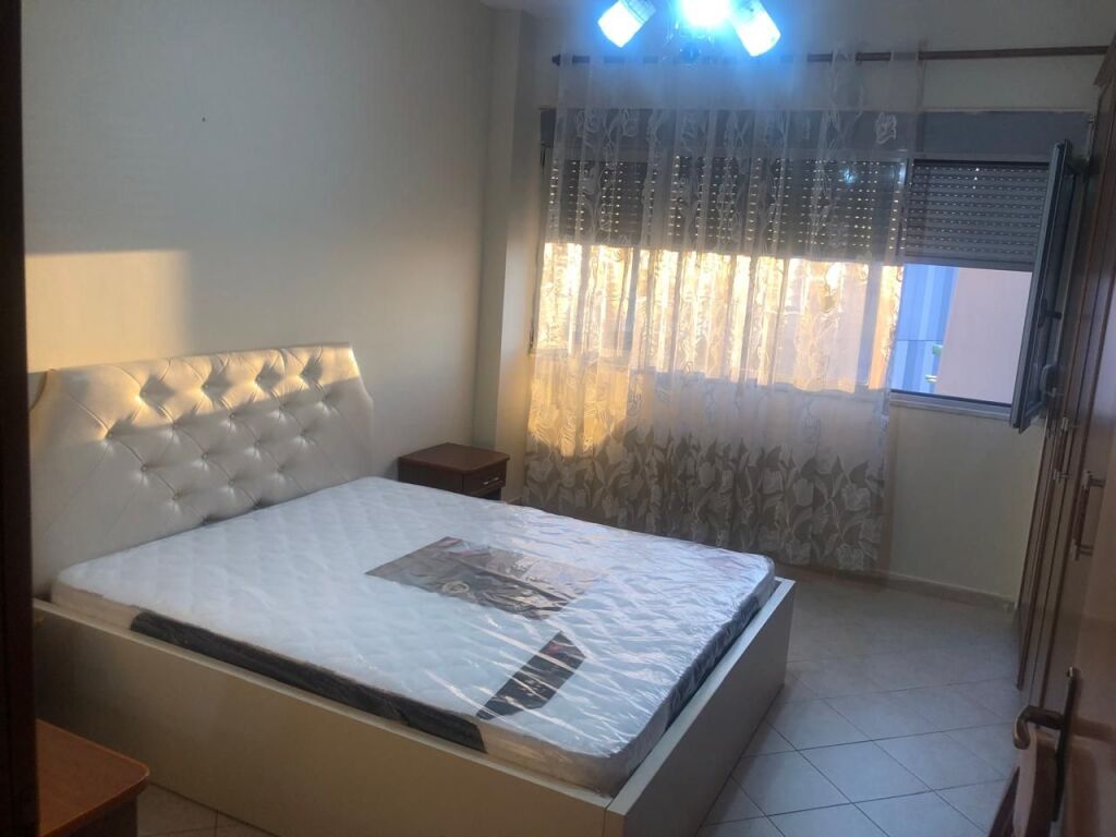 Jepet me qera apartament 1+1 me qera tek Rr Dibres (Kompleksi Halili)!
