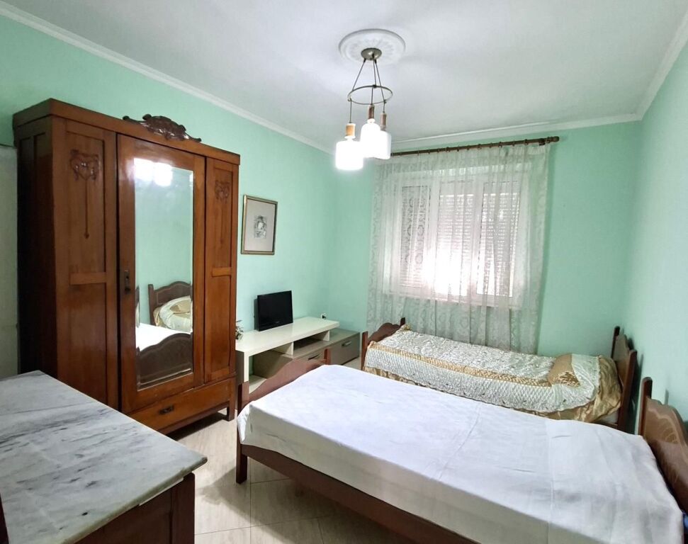  Jepet me Qera:Apt. 3+1+2wc &amp; 1 bllk 📍Petro Nini ) Hera e parë me qera || Super vendndodhje ✨️ 70,000 lekë / Muaji 💶