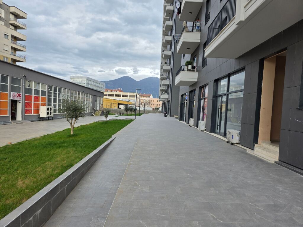 At the New Boulevard Shop for Sale at a Bargain Price, 2700 Euro/m2