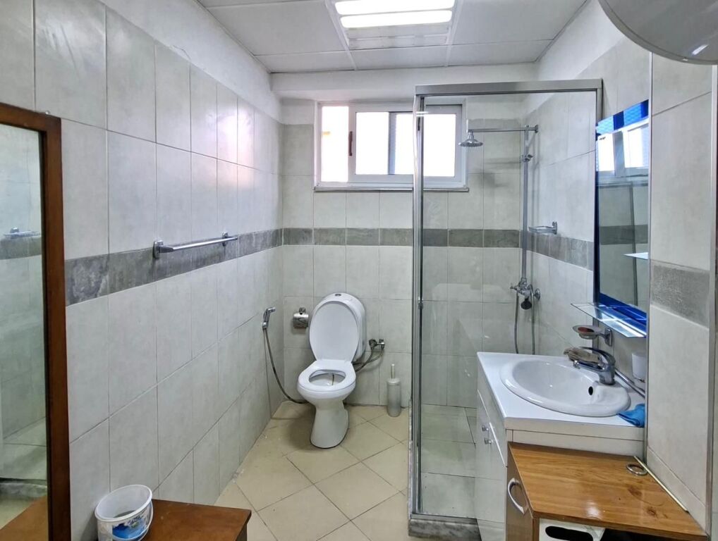  Jepet me Qera:Apt. 3+1+2wc &amp; 1 bllk 📍Petro Nini ) Hera e parë me qera || Super vendndodhje ✨️ 70,000 lekë / Muaji 💶